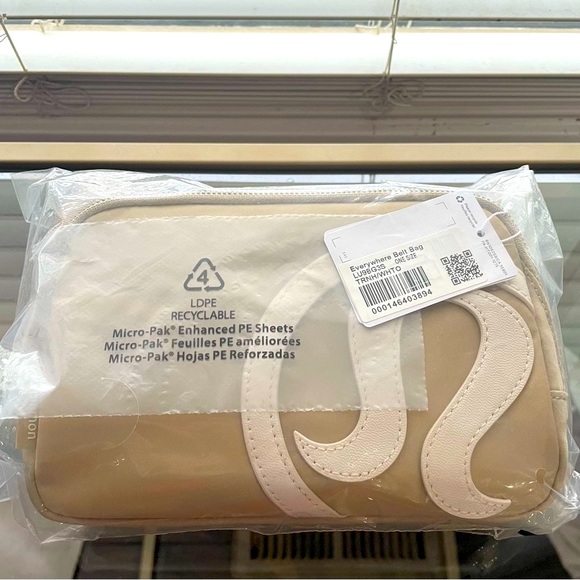 Lululemon Everywhere Belt Bag - Picture 2 of 5